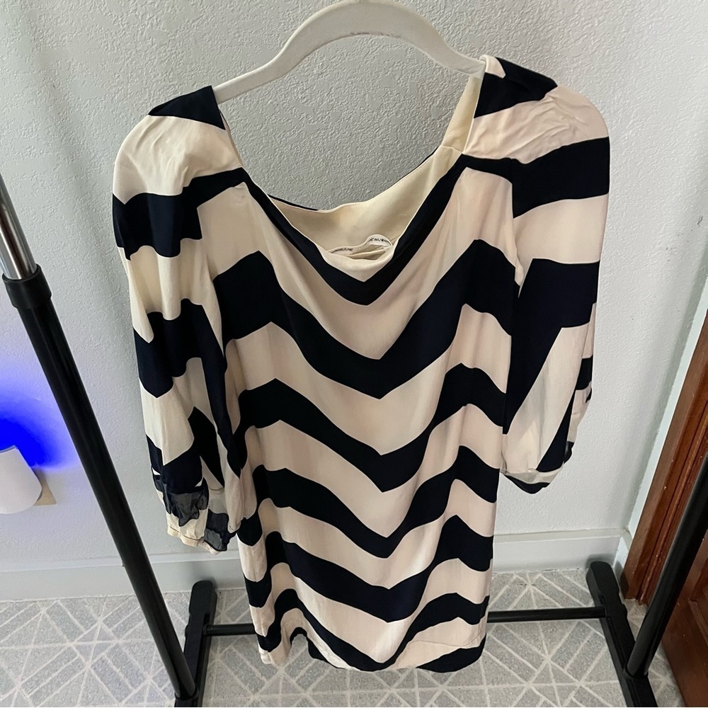 DIANE VON FURSTENBURG sz 4 Brigid Chevron Silk Dress Cream Off White Navy Stripe - Picture 13 of 13